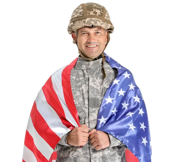 Gammal manlig soldat med USA flagga på vit bakgrund — Stockfoto