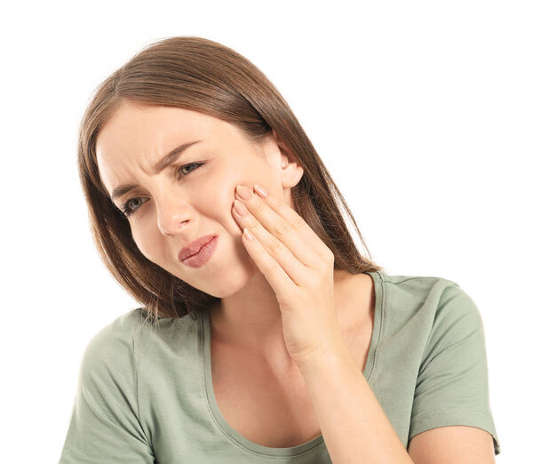 Молодая женщина страдает от зубной боли на белом фоне
