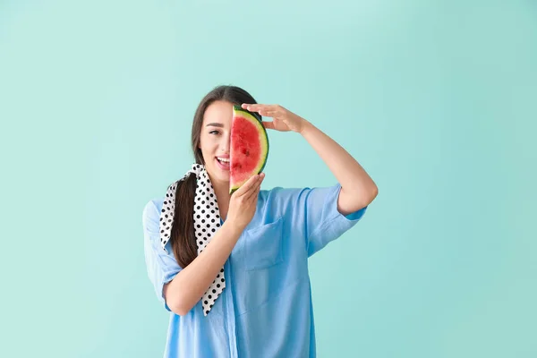 美丽的年轻女子与片新鲜西瓜的颜色背景 — 图库照片