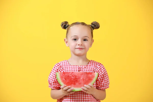 Aranyos kislány, szelet friss görögdinnye színes háttér — Stock Fotó