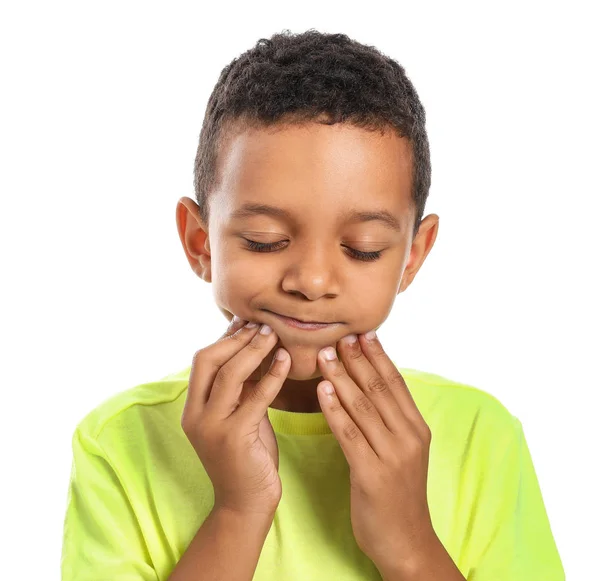 Menino afro-americano sofrendo de dor de dente contra fundo branco — Fotografia de Stock