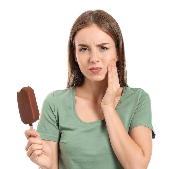 Ung kvinna med känsliga tänder och kallglass på vit bakgrund — Stockfoto