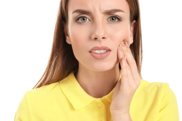 Ung kvinna som lider av tandvärk mot vit bakgrund — Stockfoto