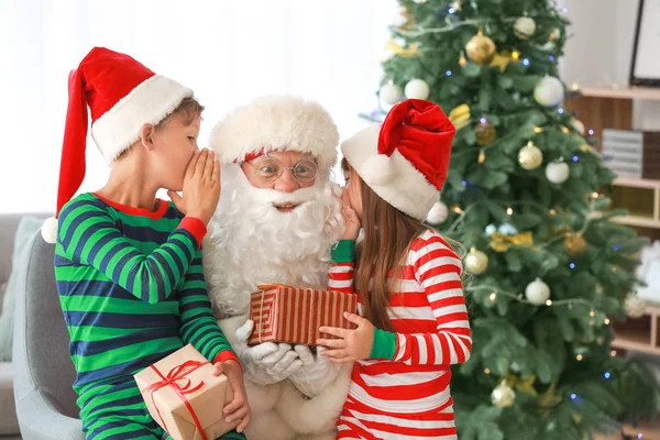 Niedliche kleine Kinder erzählen dem Weihnachtsmann ihre Wünsche in weihnachtlich dekoriertem Zimmer — Stockfoto