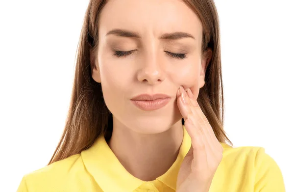 Beyaz arka plana karşı diş ağrısı çeken genç kadın — Stok fotoğraf