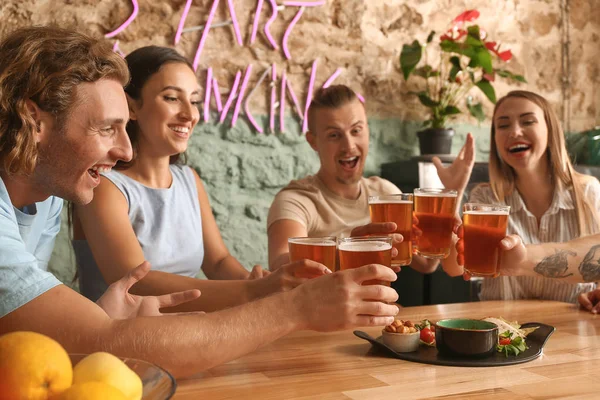 Amigos bebendo cerveja fresca no pub — Fotografia de Stock