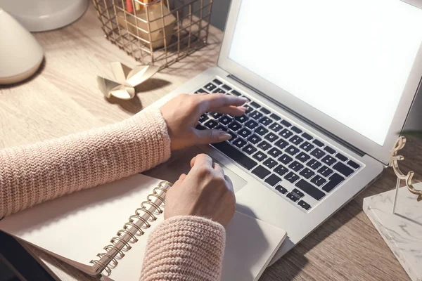 Mulher trabalhando no laptop à mesa à noite — Fotografia de Stock