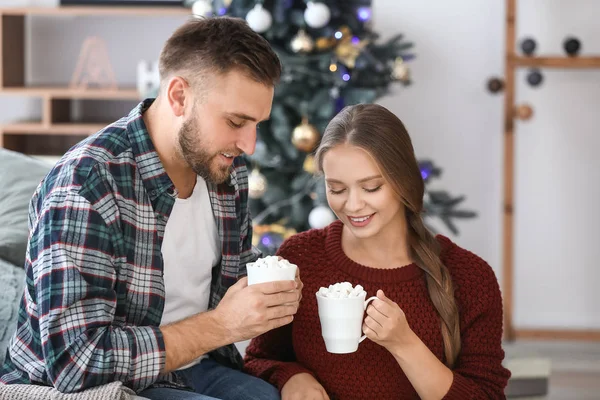 Young couple drinking hot chocolate at home — Stock Photo, Image