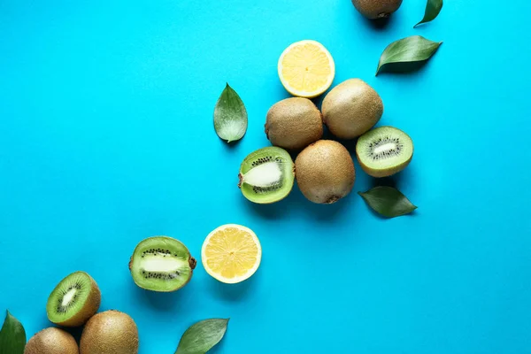 Tasty ripe kiwi and lemon on color background — Stock Photo, Image