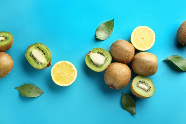 Tasty ripe kiwi and lemon on color background — Stock Photo, Image