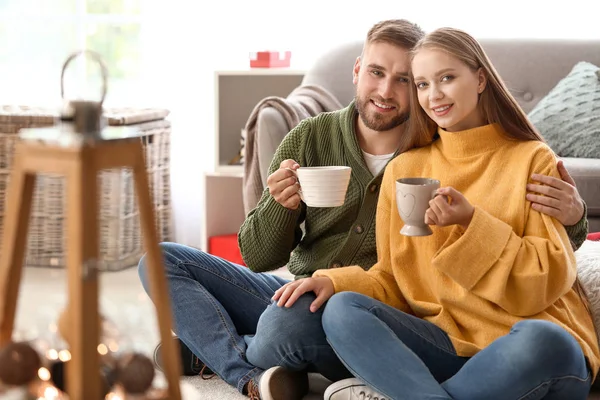 Young couple drinking hot chocolate at home — Stock Photo, Image