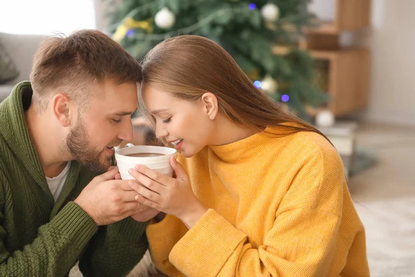 Junges Paar trinkt zu Hause heiße Schokolade — Stockfoto