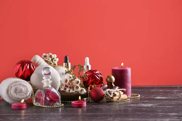Renk arka plan karşı masada spa tedavisi için ürünler ile Noel kompozisyon