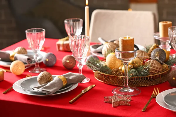 自宅でクリスマスディナーのためのお祝いのテーブルの設定 — ストック写真