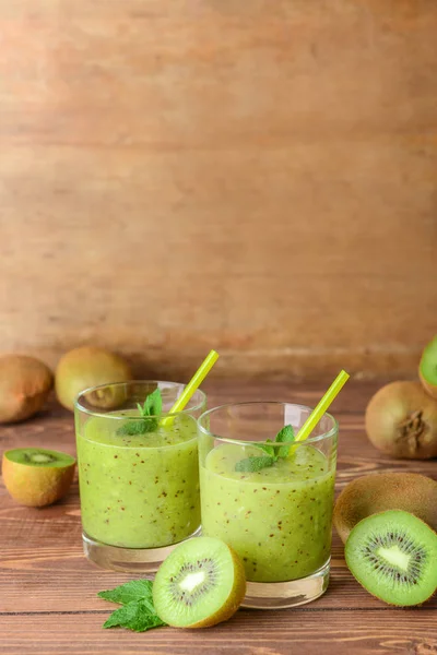 Óculos de saboroso smoothie kiwi na mesa — Fotografia de Stock