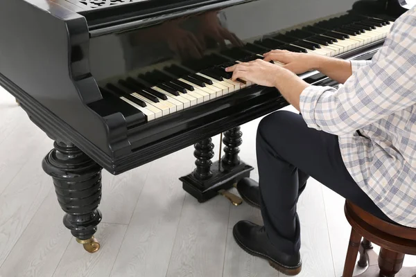 Uomo suonare il pianoforte a coda al concerto — Foto Stock
