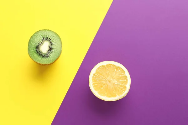 Tasty cut kiwi and lemon on color background — Stock Photo, Image