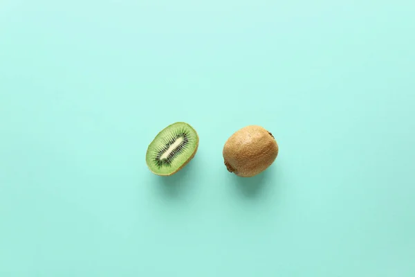 Tasty ripe kiwi on color background — Stock Photo, Image