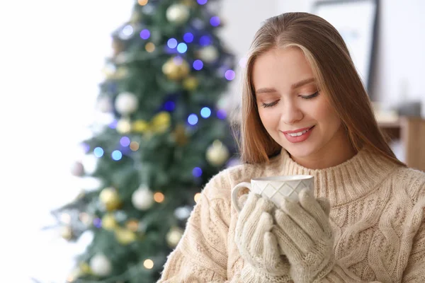 Belle femme boire du chocolat chaud à la maison — Photo