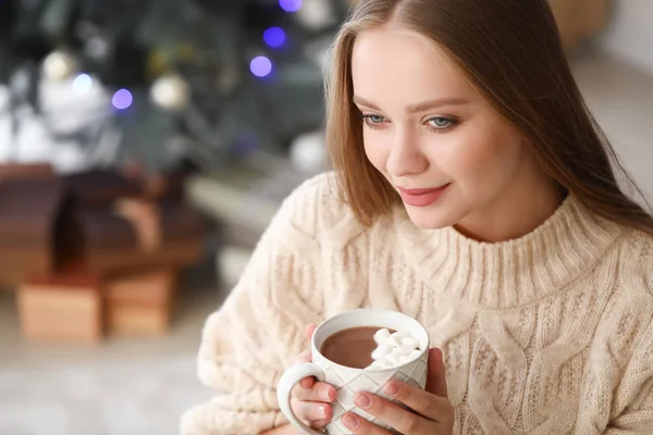 Vacker kvinna dricker varm choklad hemma — Stockfoto