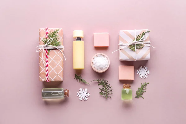 Pudełka na prezenty świąteczne i produkty do zabiegów spa na kolorowym tle — Zdjęcie stockowe