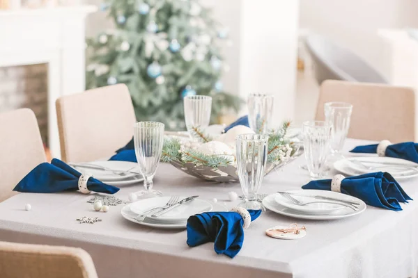 Feestelijke tafel setting voor kerstdiner thuis — Stockfoto