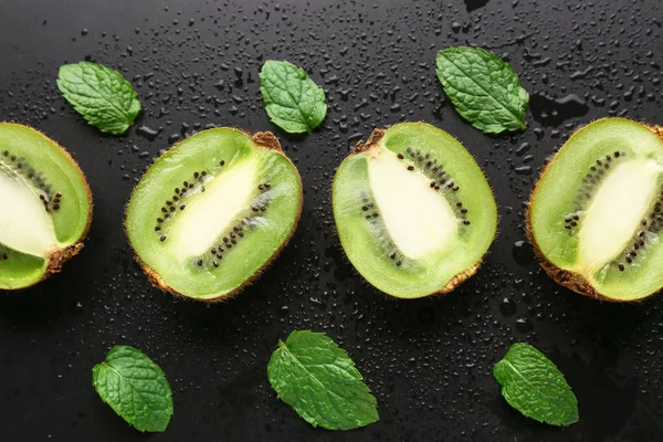Tasty ripe kiwi and mint on dark background — Stock Photo, Image