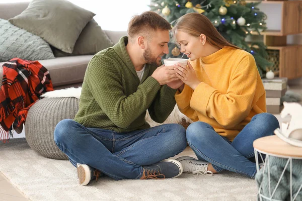 Young couple drinking hot chocolate at home — Stock Photo, Image