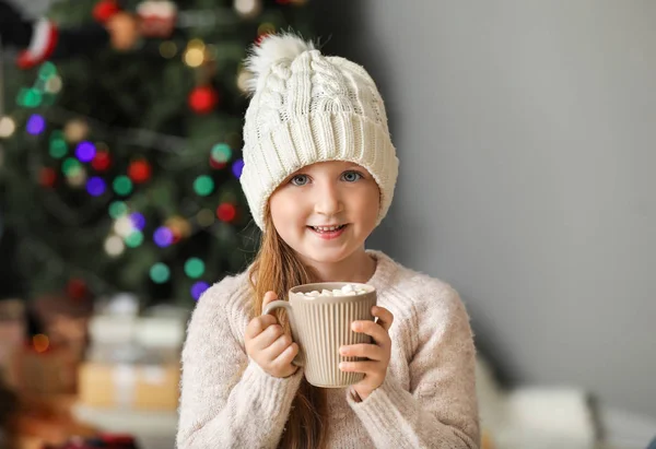 クリスマスイブに自宅でホットチョコレートを飲むかわいい女の子 — ストック写真