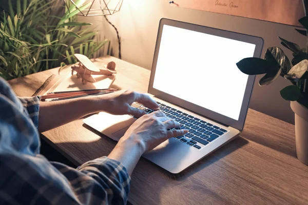 Žena pracující na laptopu pozdě večer — Stock fotografie