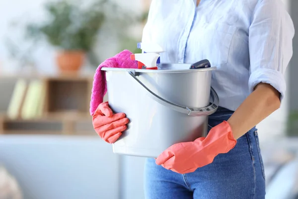 Frau mit Putzutensilien im Zimmer, Nahaufnahme — Stockfoto