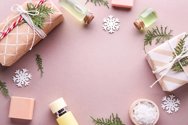 Frame gemaakt van kerst geschenkdozen en producten voor spa behandeling op kleur achtergrond — Stockfoto