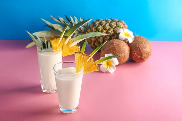 Copos de coquetel de Pina Colada saboroso na mesa — Fotografia de Stock