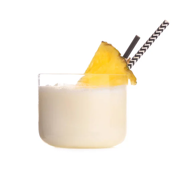 Стакан вкусного коктейля Пина Колада на белом фоне — стоковое фото