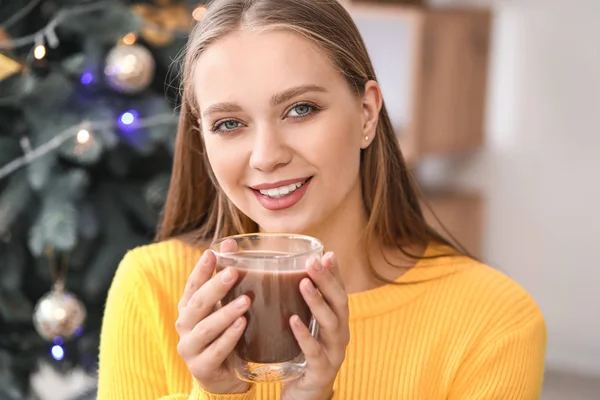 Красива жінка п'є гарячий шоколад вдома — стокове фото