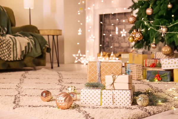 Muitas caixas de presente sob a árvore de Natal no quarto — Fotografia de Stock