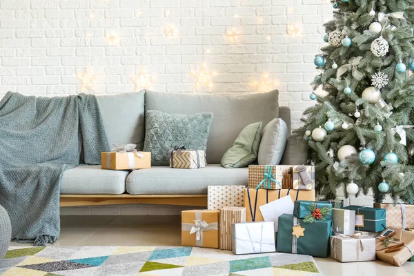 Εσωτερικό δωμάτιο με χριστουγεννιάτικο δέντρο, καναπέ και πολλά δώρα — Φωτογραφία Αρχείου