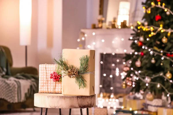 Vackra julklapp lådor på bordet i rummet — Stockfoto