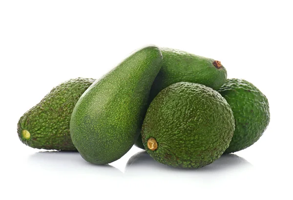 Reife Avocados auf weißem Hintergrund — Stockfoto