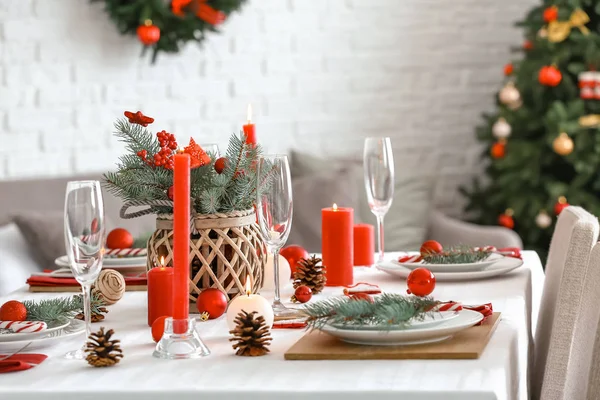 Beautiful table setting with Christmas decorations in living room — Stock Photo, Image