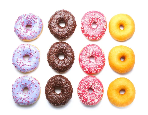 Doce saboroso donuts no fundo branco — Fotografia de Stock