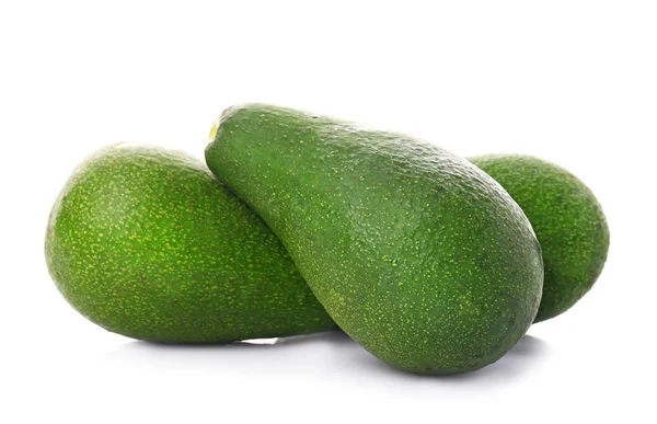 Reife Avocados auf weißem Hintergrund — Stockfoto