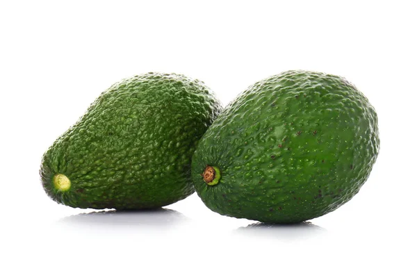 Reife Avocados auf weißem Hintergrund — Stockfoto