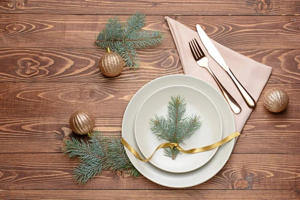 Schöne Tischdekoration für das Weihnachtsessen auf Holzgrund — Stockfoto