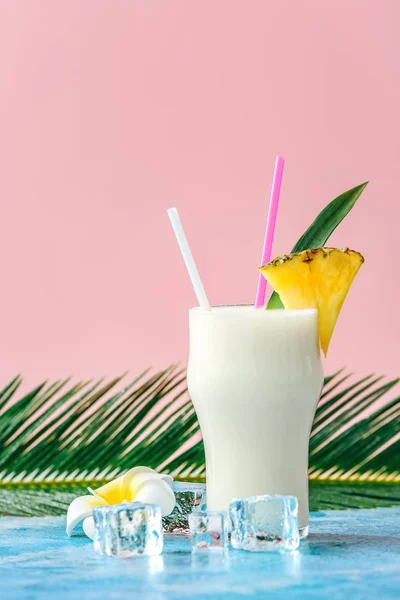 Copa de sabroso cóctel Pina Colada en la mesa — Foto de Stock