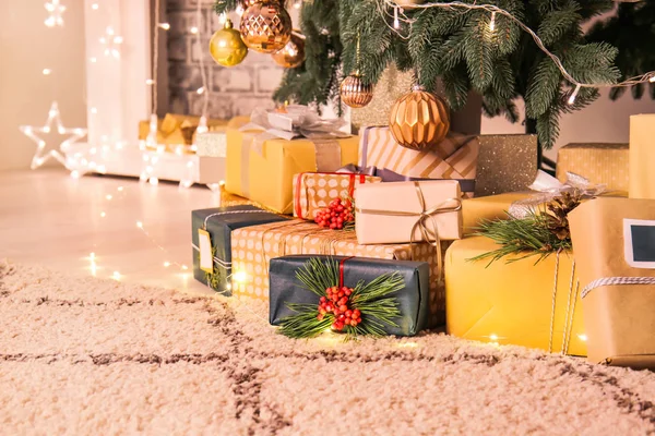 Sok díszdobozok alatt karácsonyfát a szobában — Stock Fotó