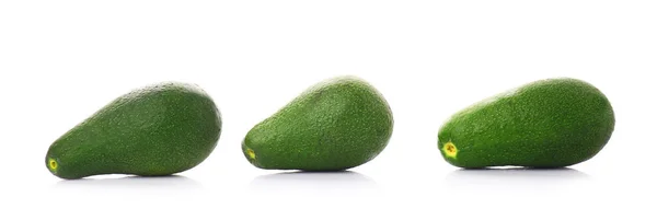 Спелые авокадо на белом фоне — стоковое фото