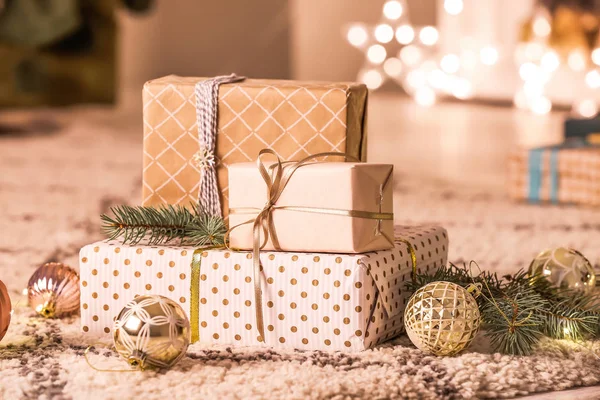 Hermosas cajas de regalo de Navidad en el piso en la habitación —  Fotos de Stock