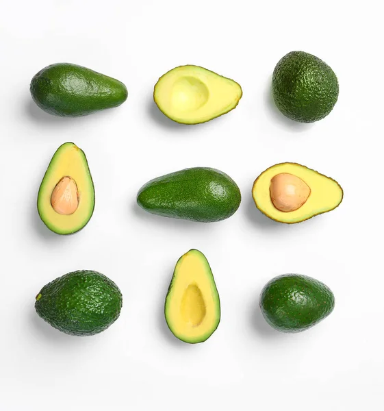 Rijpe avocado's op witte achtergrond — Stockfoto