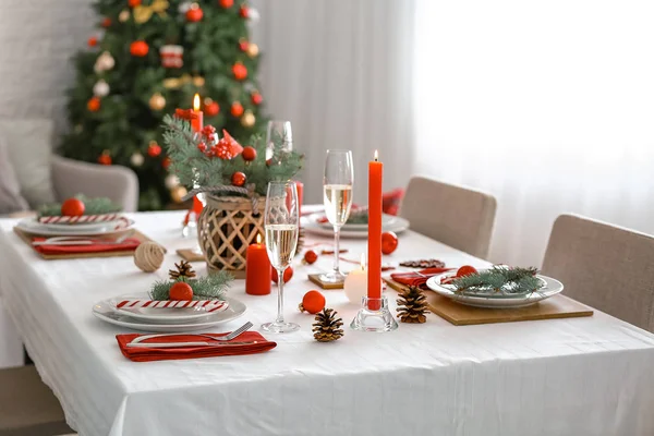 Beautiful table setting with Christmas decorations in living room — Stock Photo, Image